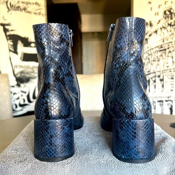 Blue and black snakeskin ankle boots - Picture 9 of 10